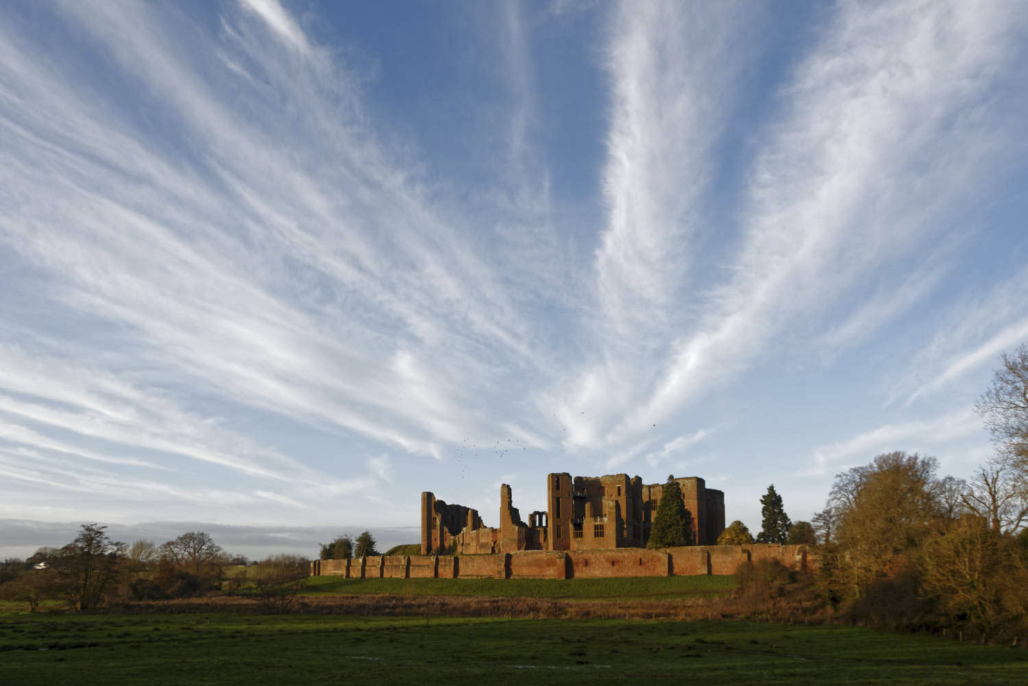 Contrails leading to Kenilworth Castle